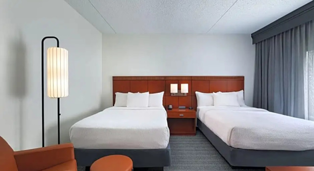 Четырёхместный люкс c 1 комнатой Courtyard by Marriott Dallas Richardson at Spring Valley