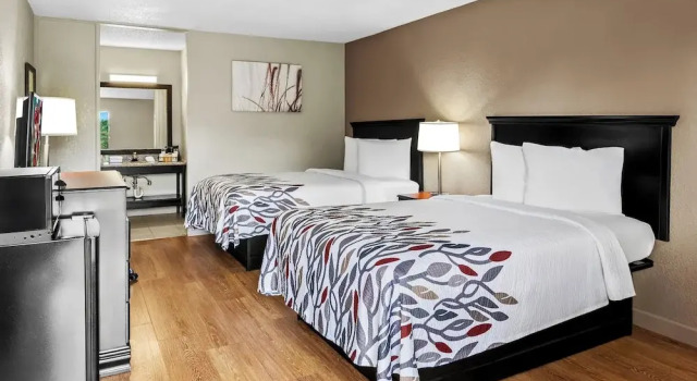 Четырёхместный номер Deluxe с красивым видом из окна Red Roof Inn Hot Springs