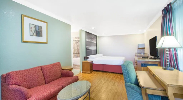 Люкс Upper Lake Inn & Suites