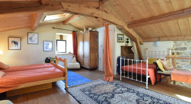 Stunning, Detached Holiday Home With Heatable Pool, Rezerwuj Hotel Hotele w Burzet z basenem, Basen
