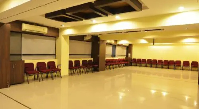Kirtika -Malhaar Hotel, Rezerwuj Hotel Sātej Gujarat