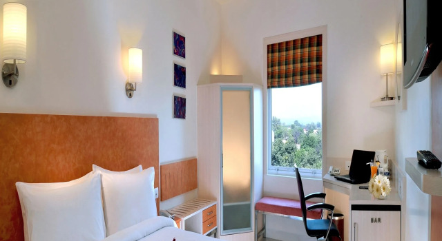 Hometel, Rezervovat Hotel Hotely v Chandigarh Region se snídaní, Snídaně