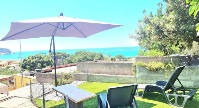 Вилла с балконом 4 Bedroom Villa With Garden 3 min Walk From Beach!