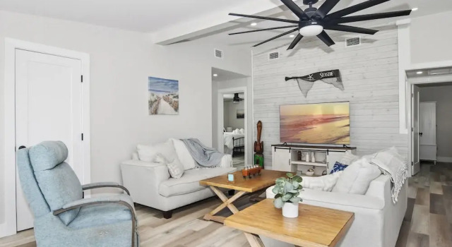 1 Mi to Fort Myers Beach Access! Chic Coastal Home, Забронировать Дом для отпуска Отели в центре Форт-Майерс-Бич, в центре