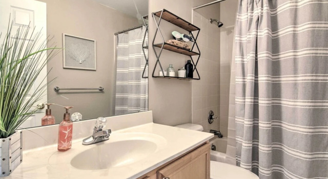 Апартаменты 2 Mi to Bethany Beach: Condo w/ Deck & Pool Access