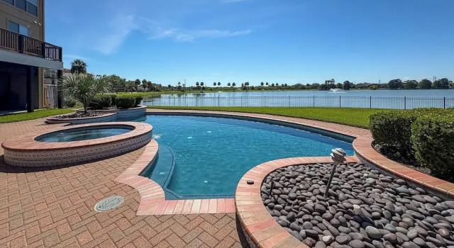 Коттедж с 5 комнатами с балконом Lakefront Houston House - 1 Mi to Space Center!