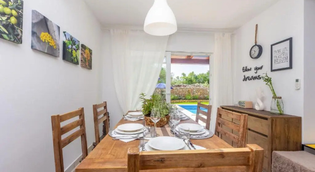 Holiday house BARUSICI, Varaa Hotelli Hotellit Kvarner Islands uima-altaalla, Uima-allas