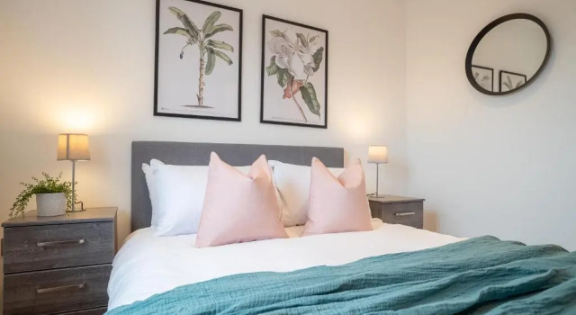 Апартаменты c 1 комнатой Deluxe & Chic 1 & 2 Bed Apts near Heathrow, Legoland, & Windsor Slough