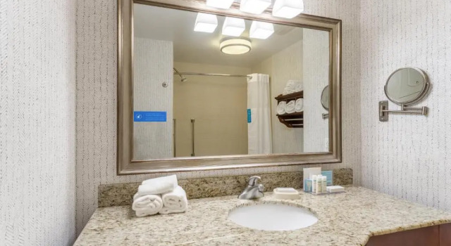 Номер Standard с балконом Hampton Inn & Suites Saratoga Springs Downtown