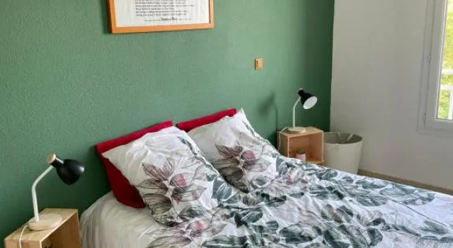 Appartement T2 avec balcon, lumineux, au calme., Rezerwuj Apartament Hotele w Blaye z parkingiem, Parking