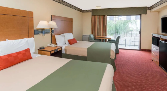 Четырёхместный номер Standard с балконом Travelodge by Wyndham San Clemente Beach