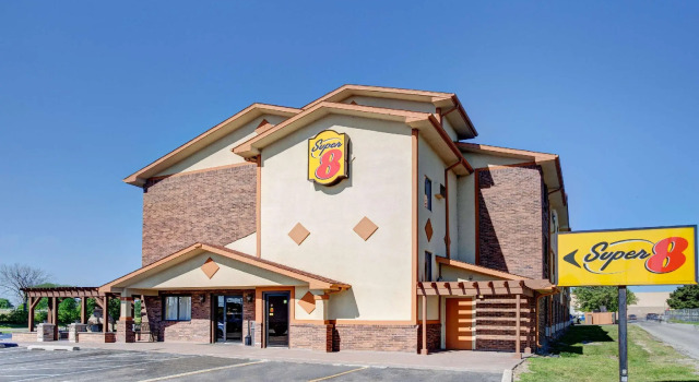 Кровать в общем номере Super 8 by Wyndham Roseville/Detroit Area