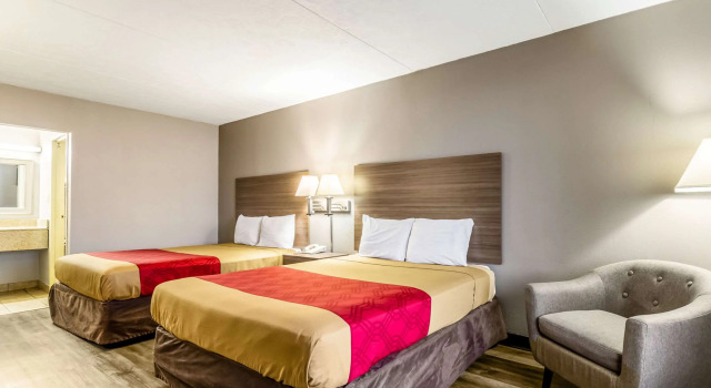 Четырёхместный номер Standard Econo Lodge Seymour