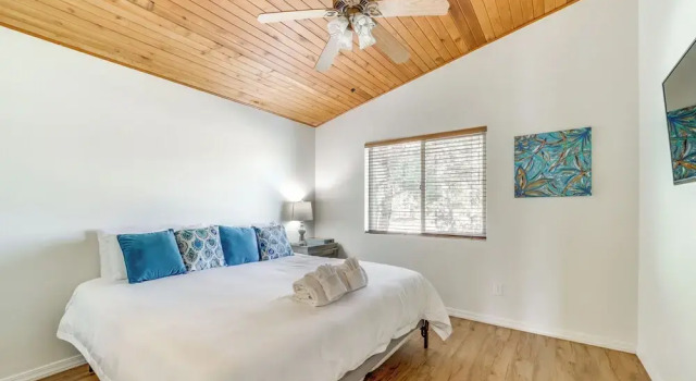 Castle Rock Views: Sedona Retreat w/ Hot Tub!, Забронировать Дом для отпуска Отели Вилладж оф Оук Крика с парковкой, рядом с Загородный клуб Ок-Крик, Парковка
