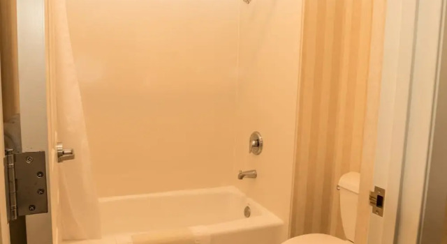 Четырёхместный номер Standard с красивым видом из окна Lakeside Lodge and Suites