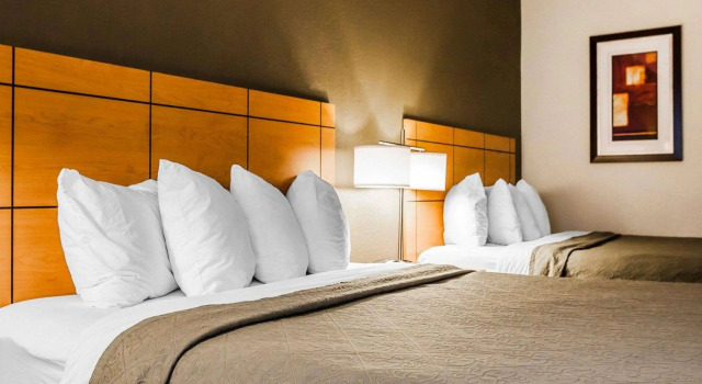 Четырёхместный номер Standard Quality Inn & Suites Des Moines Airport