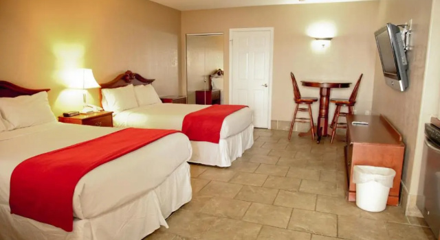 Двухместный люкс с видом на озеро Lake Grassy Inn & Suites