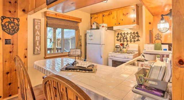 Коттедж Wrightwood Cabin w/ Cozy Interior!