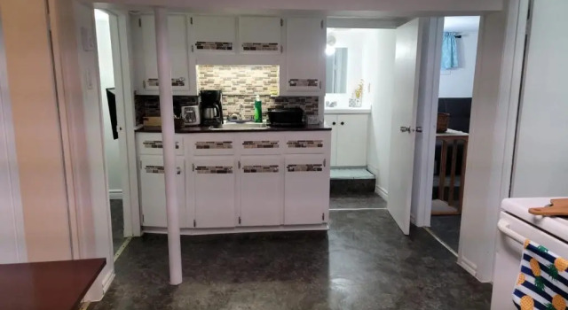 Апартаменты Lower level apt 6ft high close to hwy netflix wifi