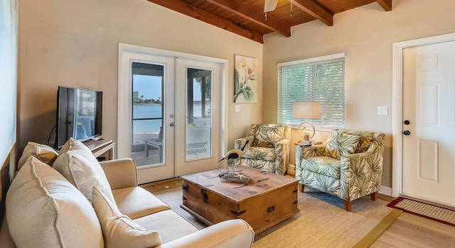 Bay Front Duplex 2br, Fishing Dock - Walk to Beach!, Забронировать Отель Сент-Пит-Бич Clearwater-St Pete Beaches, рядом с Splash Island Water Park