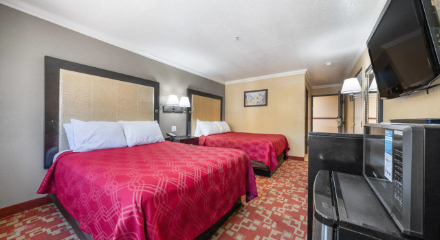 Четырёхместный номер Standard Econo Lodge Inn & Suites Fallbrook Downtown