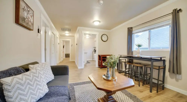 3 Mi to Dtwn Seattle: Large Home w/ Private Deck!, Забронировать Дом для отпуска Коттеджи Сиэтла, рядом с Театр Лэнгстона Хьюза, Коттедж