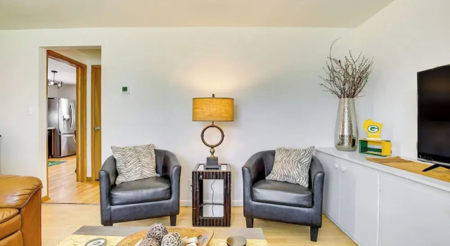 < 1 Mi to Lambeau Field: Green Bay Home w/ Grill!, Buchen Sie Ferienhaus Green Bay Wisconsin