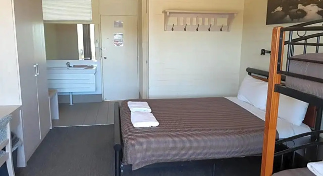 Четырёхместный номер Standard с видом на озеро Lake Jindabyne Hotel