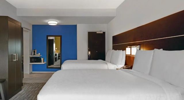 Четырёхместный номер Standard Holiday Inn Express & Suites - Milwaukee - Brookfield by IHG