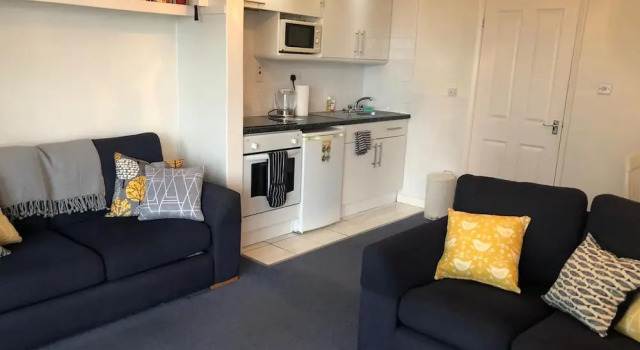 Апартаменты Swn Y Tonnau - Sea Front Apartment Spectacular Sea Views Parking Direct Beach Access