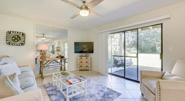 Miramar Beach Condo w/ Pool Access: Walk to Beach!, Rezerwuj Hotel Hotele w Emerald Coast z parkingiem, Parking