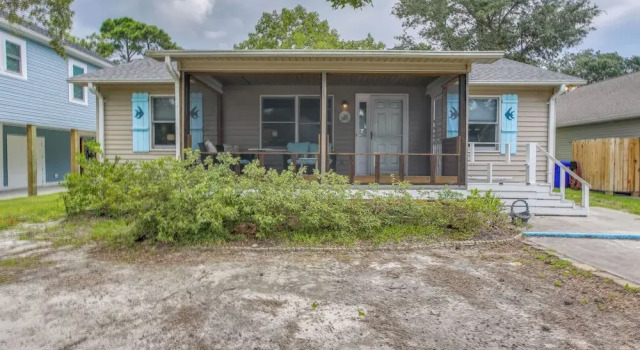 Коттедж Dog-friendly Oak Island Rental - 1 Mi to Beach!