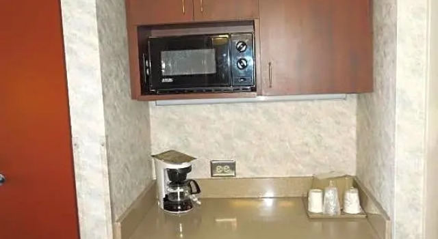 Четырёхместный номер Standard oceanfront The Breakers Resort Inn