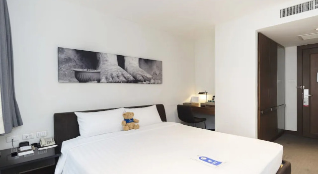 Silver Living Phrom Phong by Favstay