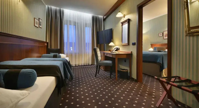 Четырёхместный номер Deluxe City Hotel Morris