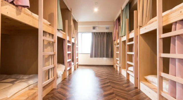 Кровать в общем номере RED HELMET House & Sports Bar Hiroshima
