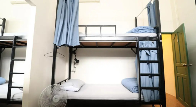 Кровать в общем номере Krit Hostel