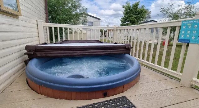 Rj Luxury Caravan Hire 2 with Hot Tub