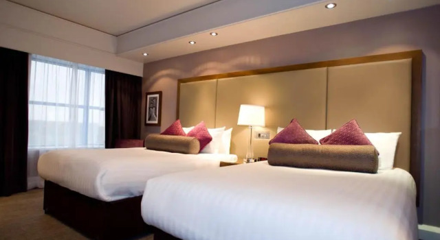 Четырёхместный номер Standard Sandman Signature London Gatwick Hotel