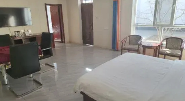 Люкс Deluxe Urad Zhongqi Huawen Business Hotel