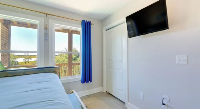 North Topsail Getaway w/ Panoramic Sound Views!, Забронировать Отель Норт-Топсейл-Бич Северная Каролина