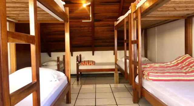 Quatro Ilhas Beach Hostel, Забронировать Хостел Недорогие отели Бомбиньяс, рядом с Пляж Sepultura, недорого