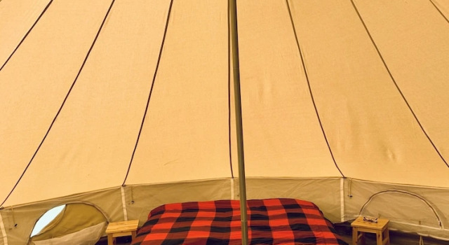 Кровать в общем номере Crater Lake Resort