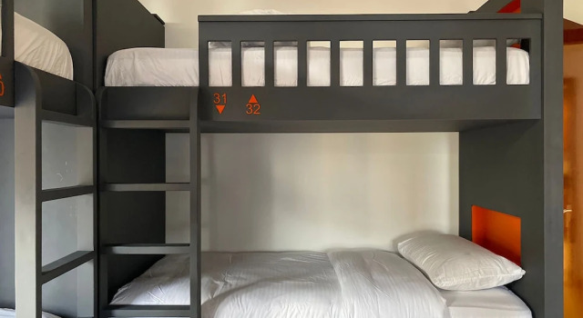 Кровать в общем номере (мужской номер) Grays Hostel By Haly