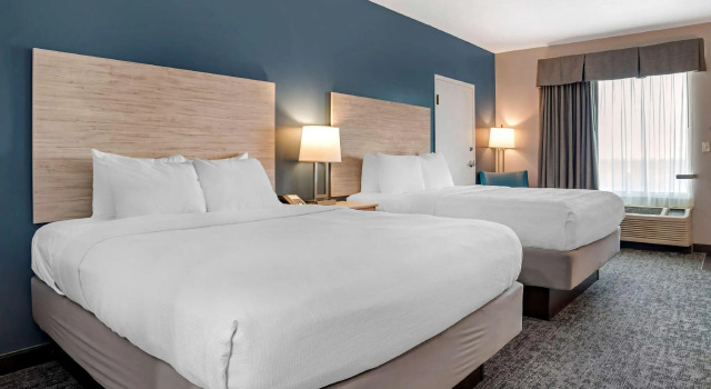 Четырёхместный номер Standard с видом на бассейн Best Western Navarre Waterfront