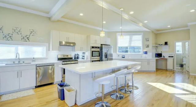 Коттедж Luxe Federal Way Rental - Walk to the Water