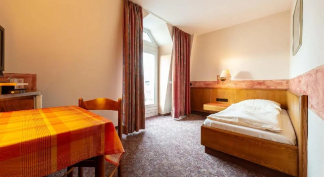 Номер Standard enjoyHotel garni Korntal Stuttgart b&b Parkplatz Sprinter Penny eTank Porsche-Museum