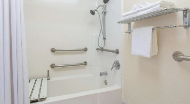 Accessible Zimmer Days Inn by Wyndham Modesto