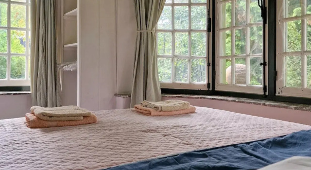 Historic Romantic Pavilion Retreat for 4