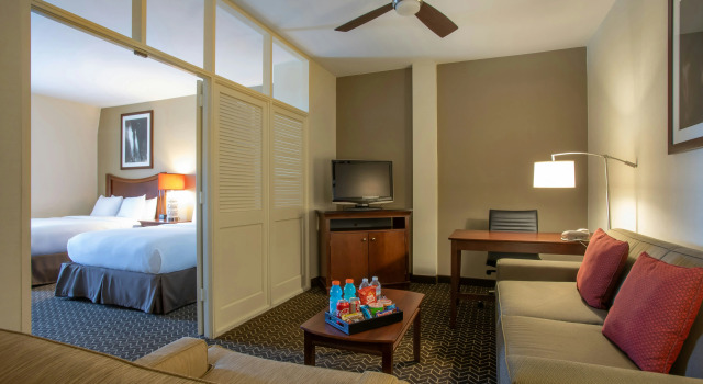 DoubleTree Suites by Hilton Lexington, Забронировать Отель Лексингтон Bourbon Trail Kentucky